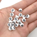 Platte ronde witte acryl cijferkralen met zwart cijfer 0 voor DIY armbanden maken - Zwart Wit Letter O