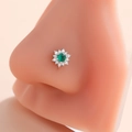 Piercing de nariz plateado con gema verde y pétalos blancos en un modelo de nariz real - Estilo Girasol (3#) / Plateado