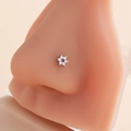 Silberner Blumen-Nasenstecker mit rosa und weißen Zirkonia-Kristallen am Modell - Silber