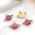 Colgante de Saturno dorado con esmalte morado y purpurina para joyería DIY - Estilo Planeta Estrellado Redondo Púrpura (13312)