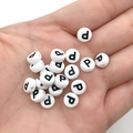 Witte 7mm acryl alfabet kralen met zwarte letter P voor DIY sieraden maken - Zwart Wit Letter P