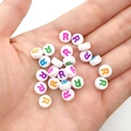 Platte ronde witte acryl letter R kralen in gemengde kleuren voor DIY armbanden - Veelkleurige Letter R