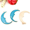 Colgante de luna esmaltada azul con patrón de estrellas y acabado dorado para joyería DIY - Estilo Luna Grande Azul Lago (13552)