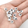 7mm witte acryl letterkraal met zwarte letter R voor DIY armbanden en sieraden maken - Zwart Wit Letter R