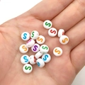 Witte 7mm acryl alfabet kralen met gekleurde letter S voor DIY armbanden maken - Veelkleurige Letter S