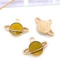Colgante de Saturno dorado con resina amarilla y purpurina para creación de joyería - Estilo Planeta Redondo Amarillo (13533)