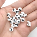 7mm witte acryl letterkraal met zwarte letter S voor DIY-armbanden en handwerkprojecten - Zwart Wit Letter S