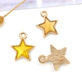 Colgante de estrella de aleación dorada con esmalte amarillo y textura de metal cepillado - Estilo Estrella Amarillo (13534)