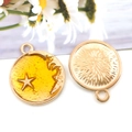 Colgante redondo dorado con esmalte amarillo y detalle de estrella para joyería DIY - Estilo Redondo Luna Estrella Amarillo (13535)