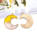 Colgante de luna dorada esmaltada con estrellas en amarillo y reverso de metal texturizado - Estilo Luna Bicolor Amarillo (13537)