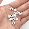 Witte 7mm acryl kralen plat rond met zwarte letter T voor DIY sieraden maken - Zwart Wit Letter T