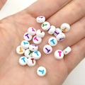 7mm platte ronde witte acryl kralen met gekleurde letter T voor DIY sieraden maken - Veelkleurige Letter T