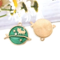 Colgante de gato dorado con esmalte verde y detalles de estrellas para joyas DIY - Estilo Redondo Gato Rama Verde (13539)