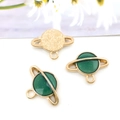Colgante planeta Saturno dorado con esmalte verde oscuro y purpurina para bisutería DIY - Estilo Planeta Tierra Redondo Verde (13541)