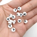 Cuentas espaciadoras de acrílico blanco con letra V negra para pulseras de bricolaje - Letra V Blanco Negro / 100 Piezas/Paquete (14g)