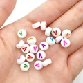 Cuentas redondas planas de acrílico blanco con letras V de colores para joyería DIY - Letra-V / 100 Piezas/Paquete (14g) / Blanco con Multicolor