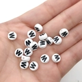 Cuentas de letras de acrílico blanco 7mm redondas planas con W y M para joyas DIY - Letra W Blanco Negro / 100 Piezas/Paquete (14g)