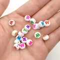 Cuentas redondas planas de acrílico blanco con letras mayúsculas de colores para DIY - Letra-W / 100 Piezas/Paquete (14g) / Blanco con Multicolor