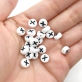 Platte ronde witte acrylkralen met zwarte X-letter voor DIY-sieraden maken - Zwart Wit Letter X