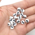 Acryl alfabet kralen met zwarte letter Z op witte platte ronde tussenstukken voor DIY - Zwart Wit Letter Z