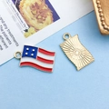 US flag enamel hat charm in alloy with gold finish and sunburst pattern on the back - Banner Style (16280)