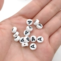 Handbediende 7mm witte acryl alfabet kralen plat rond met zwarte letter A voor DIY armbanden - Zwart Wit Letter A