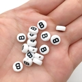 Platte ronde witte acryl letterkralen met zwarte letter B voor DIY armband sieraden - Zwart Wit Letter B