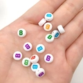 Witte acryl kralen 7mm rond met gekleurde letter B voor DIY handgemaakte armbanden - Veelkleurige Letter B