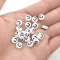Witte 7mm acryl alfabet kralen met zwarte letter C voor DIY armband sieraden maken - Zwart Wit Letter C