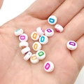 Platte ronde witte acrylkralen met gekleurde letter D voor het maken van DIY armbanden - Veelkleurige Letter D