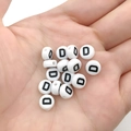 Handgehouden 7mm ronde acryl letter D kralen voor DIY armbanden en sieraden maken - Zwart Wit Letter D