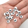 Witte 7mm platte ronde acryl kralen met zwarte letter E voor DIY armbanden maken - Zwart Wit Letter E