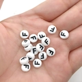 Platte ronde witte acryl kralen met zwarte letter F voor DIY armbanden en sieraden - Zwart Wit Letter F