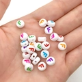 Acryl letterkraal F voor doe-het-zelf armbanden op witte basis met gekleurde print - Veelkleurige Letter F