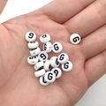 Platte ronde witte acryl kralen met zwarte letter G voor DIY sieraden en armbanden - Zwart Wit Letter G