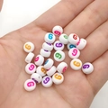 Platte ronde witte acryl alfabet kralen met gekleurde letter G voor DIY sieraden maken - Veelkleurige Letter G