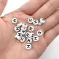 Pakje witte acryl alfabet kralen met zwarte letter H voor DIY sieraden maken - Zwart Wit Letter H