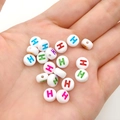 Witte acryl kralen 7mm rond met gekleurde letter H voor DIY handgemaakte sieraden armbanden - Veelkleurige Letter H