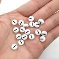 7mm witte ronde acryl kralen met zwart streepje symbool voor DIY armband sieraden maken - Zwart Wit Dash Symbool