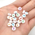 Witte platte ronde acryl afstandsparels met kleurrijke min-tekens voor DIY-sieraden maken - Veelkleurig Dash Symbool