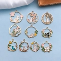 Set van 10 emaille hangers met kat en bloem in goud voor DIY sieraden maken projecten - Mix 10 Stijlen Set - Cartoon Kat Emaille Hangers (SN400)