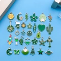 Set di ciondoli in smalto verde con piante e animali per creazioni di gioielli fai da te - Set di Pendenti Verdi (HK553)