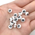 7mm platte ronde witte acryl letterkralen met zwarte letter Q voor DIY-sieraden maken - Zwart Wit Letter Q