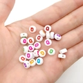 Platte ronde witte acryl kralen met kleurrijke letter Q voor DIY armbanden en sieraden - Veelkleurige Letter Q