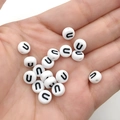 7mm witte acryl alfabet kralen met de letter U voor het maken van DIY armbanden - Zwart Wit Letter U