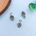 Drei silberne Tannenzapfen-Anhänger aus Legierung für DIY-Schmuck auf blauem Grund - Antiksilber Kleiner Tannenzapfen