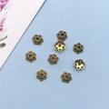 Huit calottes fleur en or antique pour la création de bijoux et bracelets vintage - Calotte Fleur Or Antique 6*6mm Trou 1,4mm (16605)