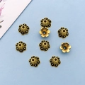 Calottes à fleurs or antique pour bijoux DIY avec détails émaillés noirs sur fond bleu - Calotte Fleur Or Antique 8*8mm Trou 1,5mm (16610)
