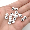 Witte 7mm acryl platte ronde kraal met zwarte letter Y voor DIY armband maken - Zwart Wit Letter Y