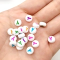 Gekleurde letter Y acryl kralen in plat rond ontwerp voor DIY sieraden en armbanden - Veelkleurige Letter Y